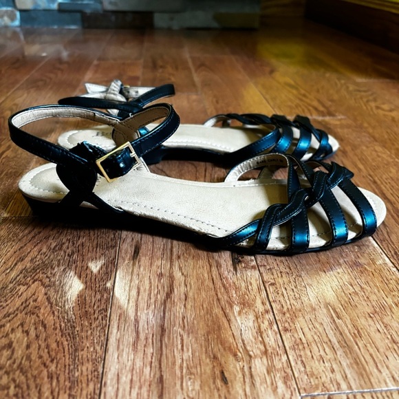 GH Bass  & Co black strappy flat sandals . - Picture 10 of 13
